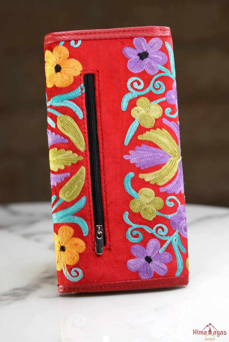 The perfect clutch, engraved and fabric wallet for women that suits your style!