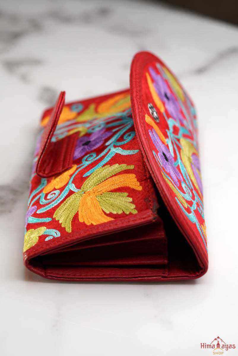 The perfect clutch, engraved and fabric wallet for women that suits your style!