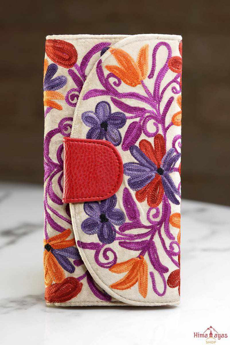 Perfect for everyday use, slip this spacious accessory into your favourite tote or shoulder bag to stay looking chic on the go. Lots of detailing and plenty of interior space make this wallet a must have. 