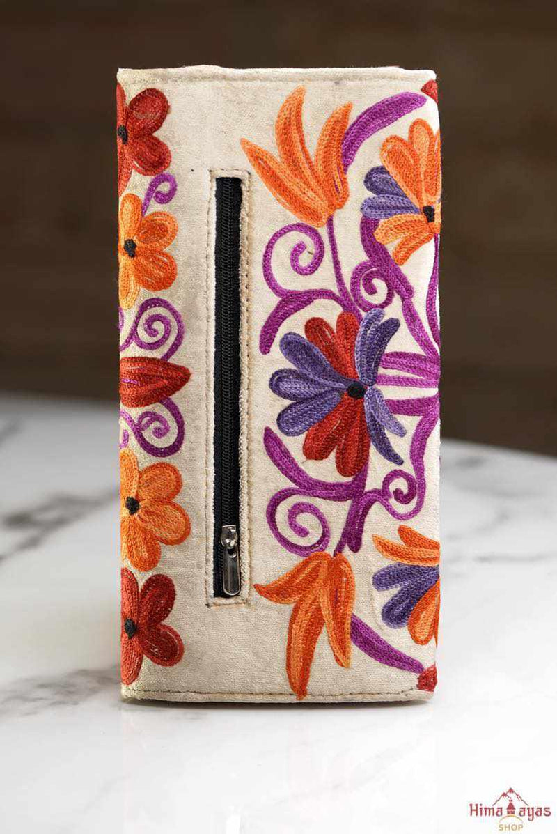 Perfect for everyday use, slip this spacious accessory into your favourite tote or shoulder bag to stay looking chic on the go. Lots of detailing and plenty of interior space make this wallet a must have. 