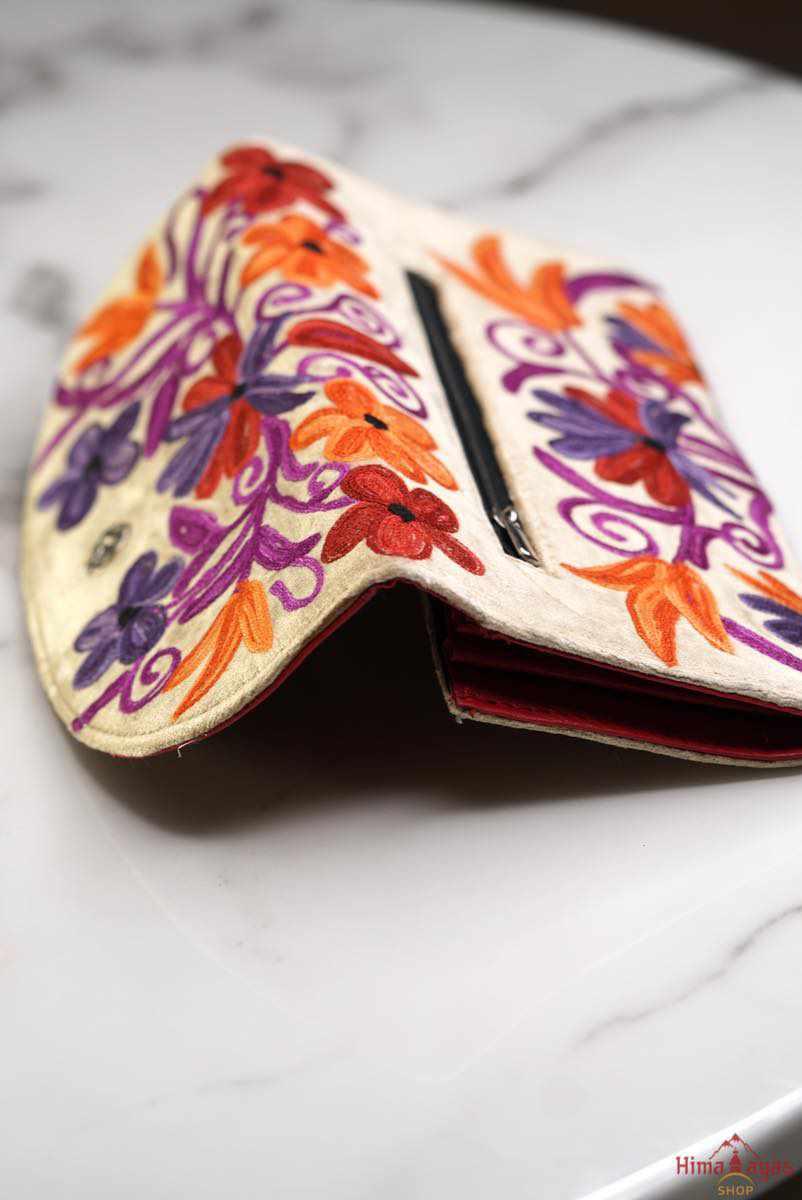 Perfect for everyday use, slip this spacious accessory into your favourite tote or shoulder bag to stay looking chic on the go. Lots of detailing and plenty of interior space make this wallet a must have. 
