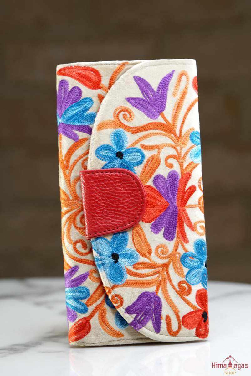 This stunning piece of handcrafted wallet is specially designed with Kashmiri style hand-embroidery. Perfect for everyday use, you can organize your money and cards perfectly in this wallet.