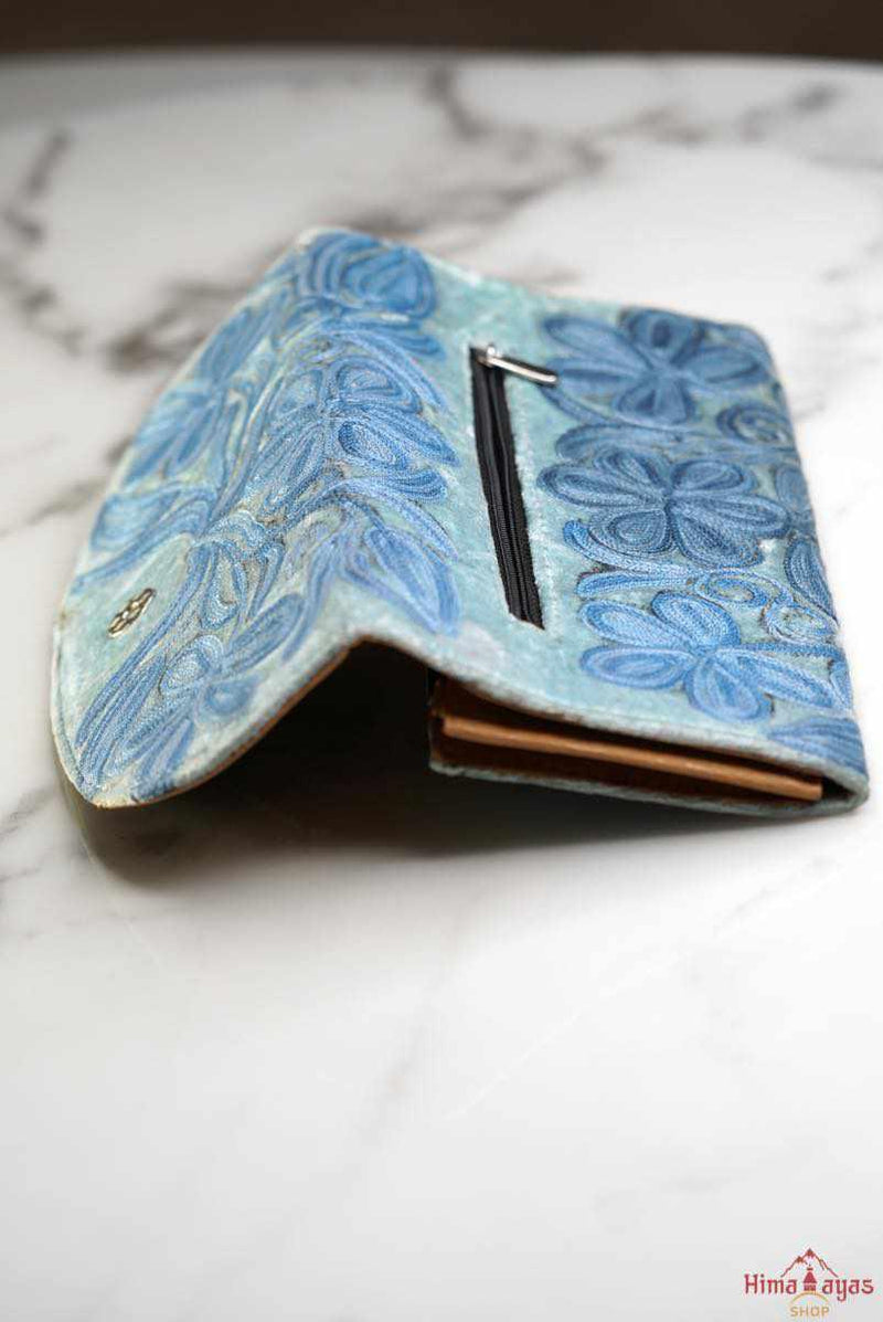 A unique card holder wallet for everyday use, it features intricate floral design which makes it a perfect gift for your loved ones.