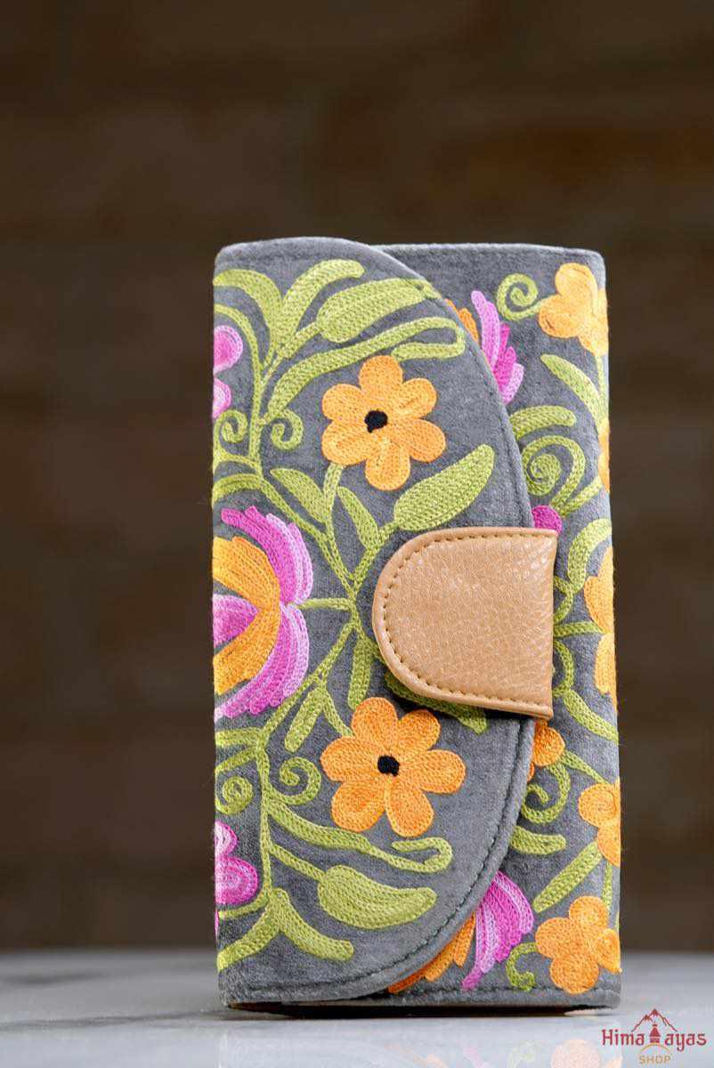 A stunning piece of handcrafted wallet specially designed with Kashmiri style hand-embroidery. Perfect for everyday use, you can organise your money and cards perfectly in this wallet.