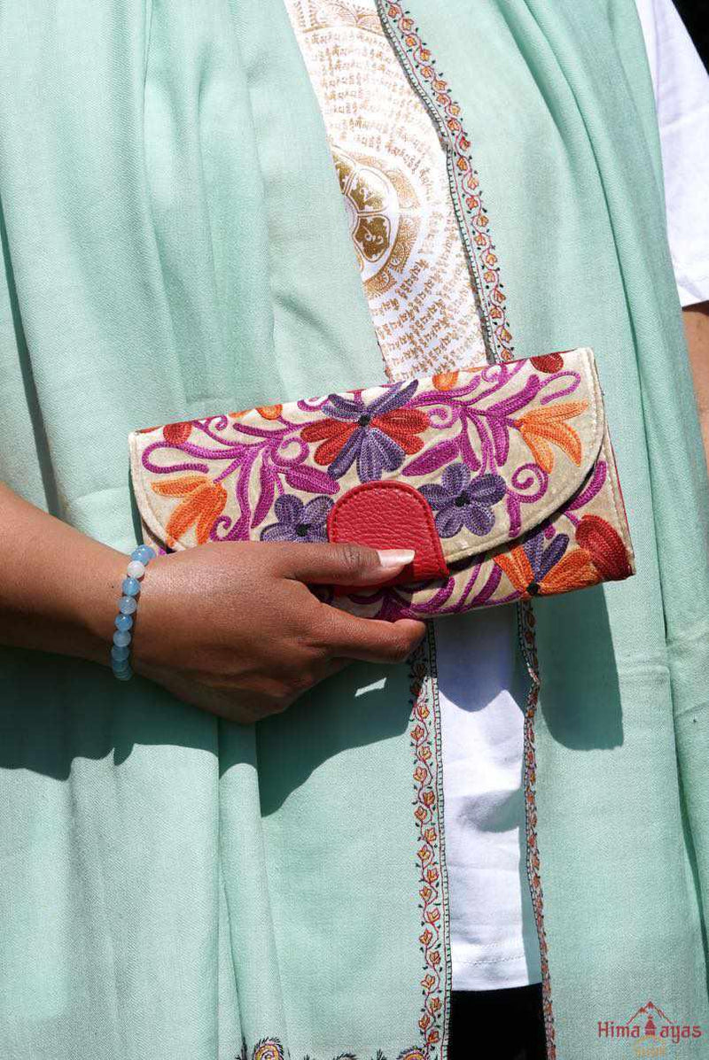 Perfect for everyday use, slip this spacious accessory into your favourite tote or shoulder bag to stay looking chic on the go. Lots of detailing and plenty of interior space make this wallet a must have. 