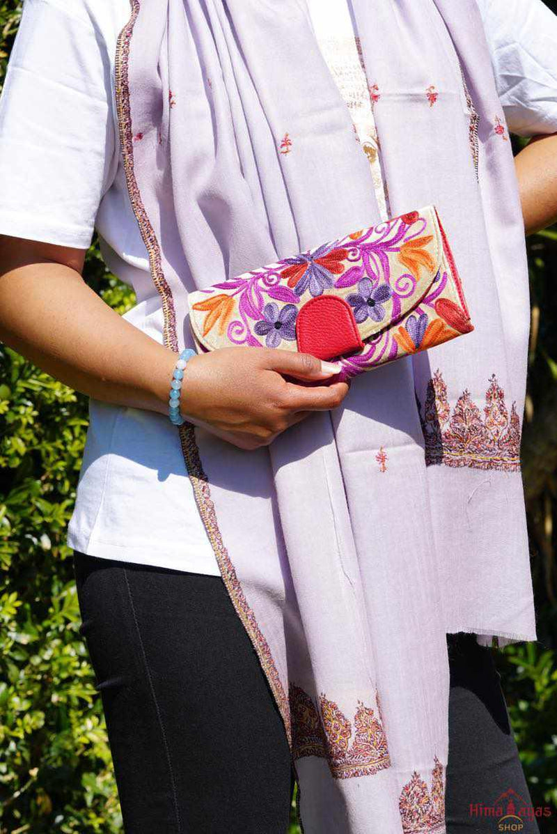 Perfect for everyday use, slip this spacious accessory into your favourite tote or shoulder bag to stay looking chic on the go. Lots of detailing and plenty of interior space make this wallet a must have. 