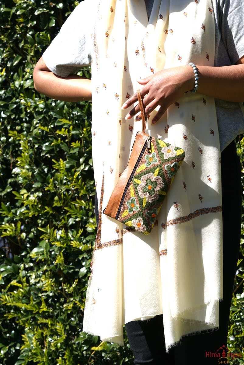 The perfect purse, engraved and fabric wallet for women that suits your style! You can use it as a wristlet purse or a clutch for days you want to travel light and easy.