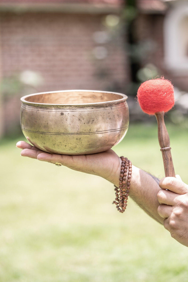 Antique collection Thadobati singing bowl with thick edges