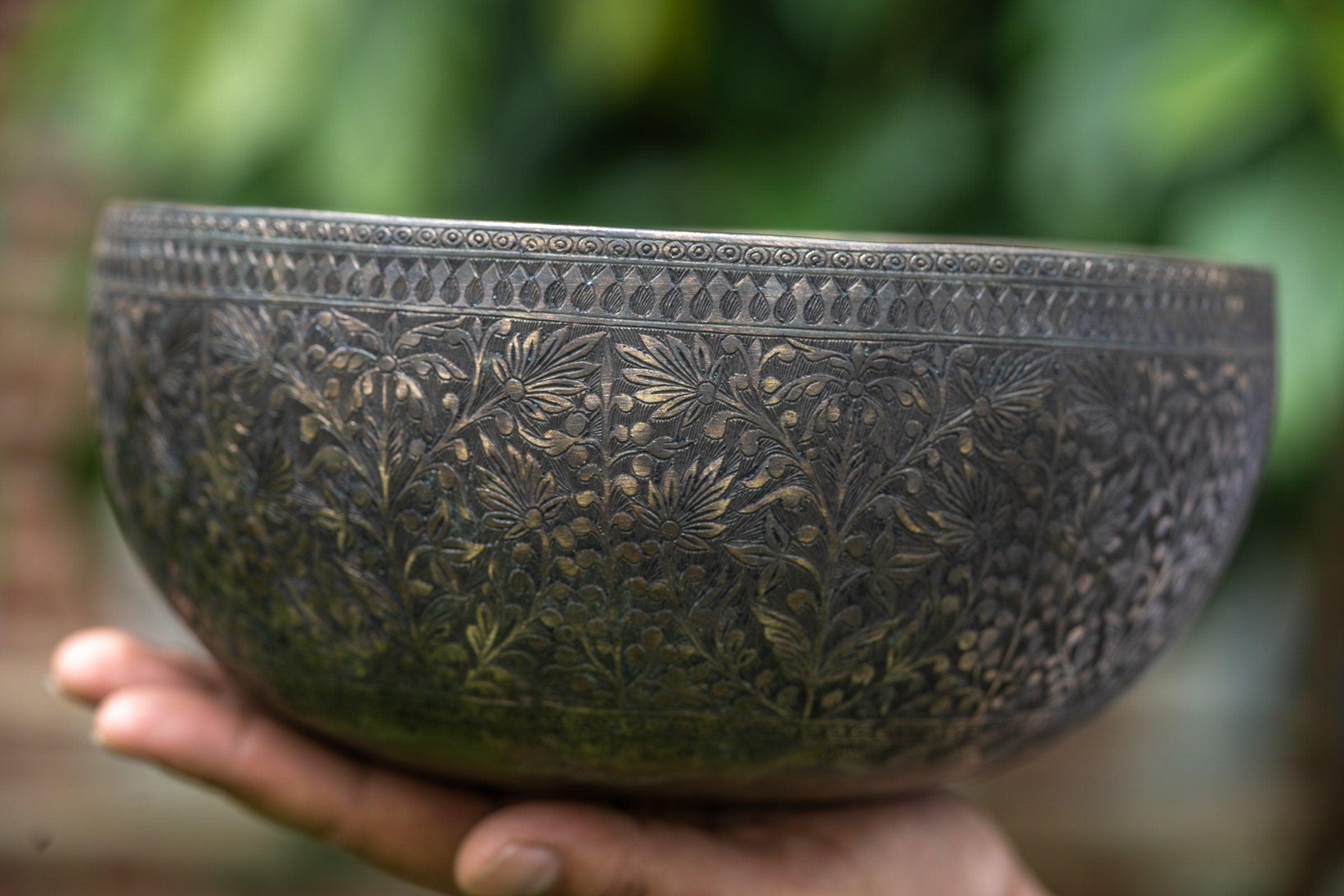Singing Bowl with Flower Craving - Himalayas Shop