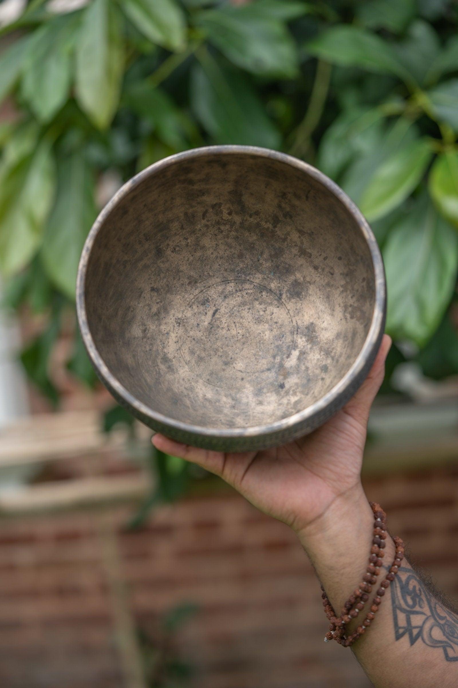 Singing Bowl with Flower Craving - Himalayas Shop