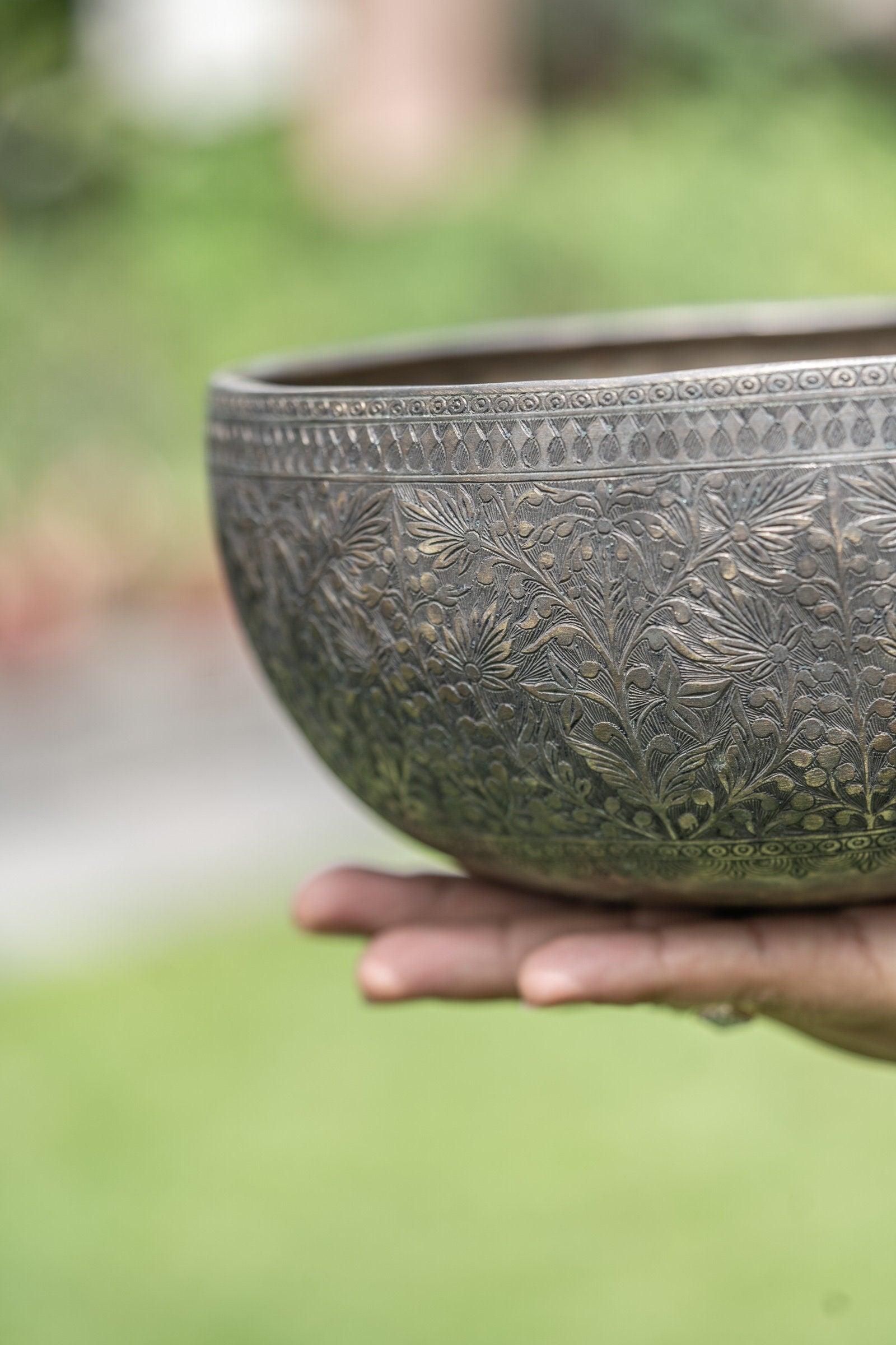 Singing Bowl with Flower Craving - Himalayas Shop