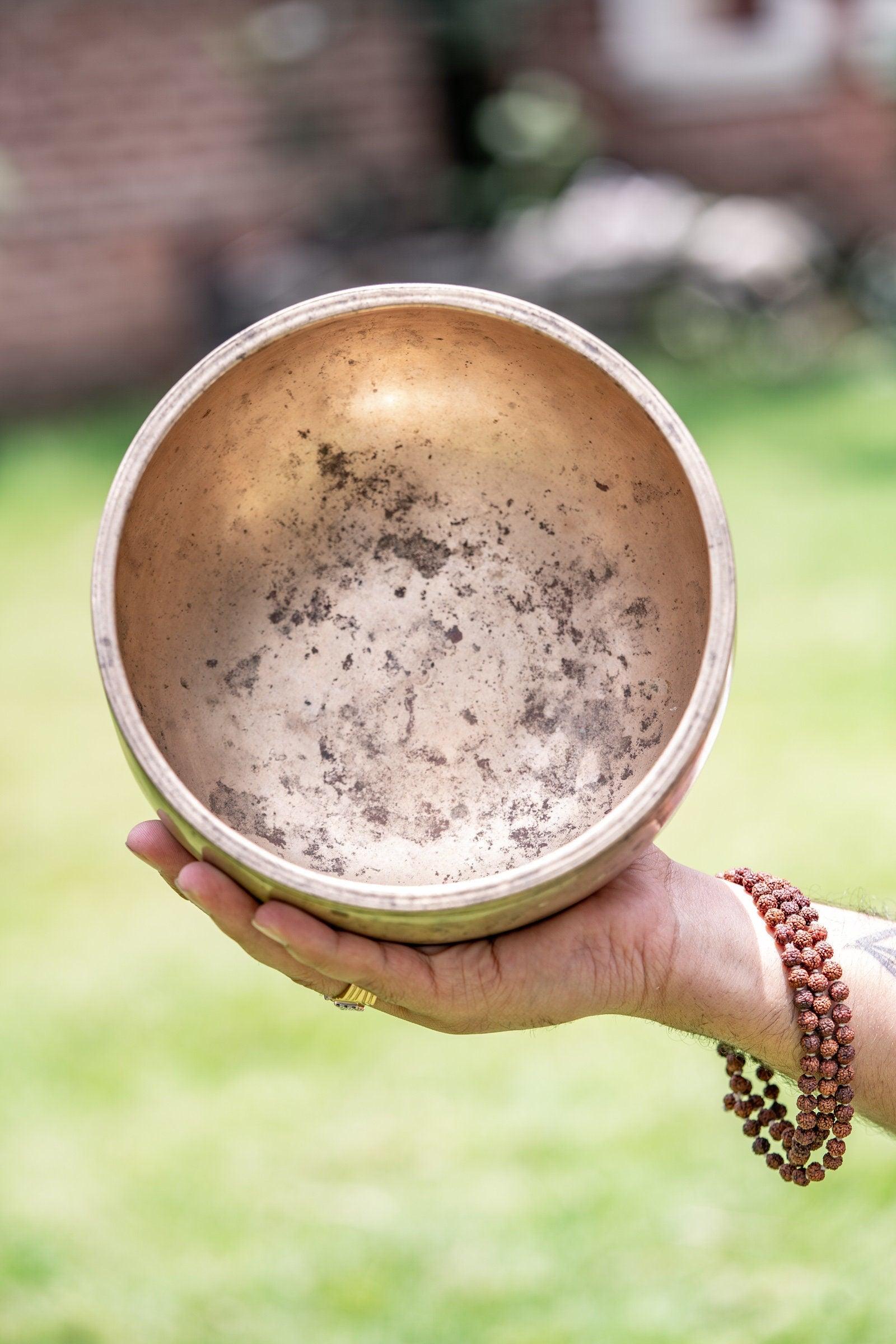 Antique collection Thadobati singing bowl with thick edges