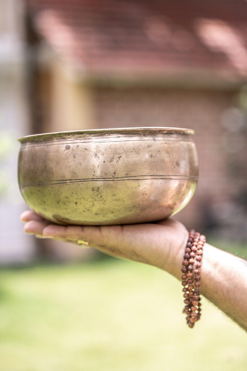 Antique collection Thadobati singing bowl with thick edges
