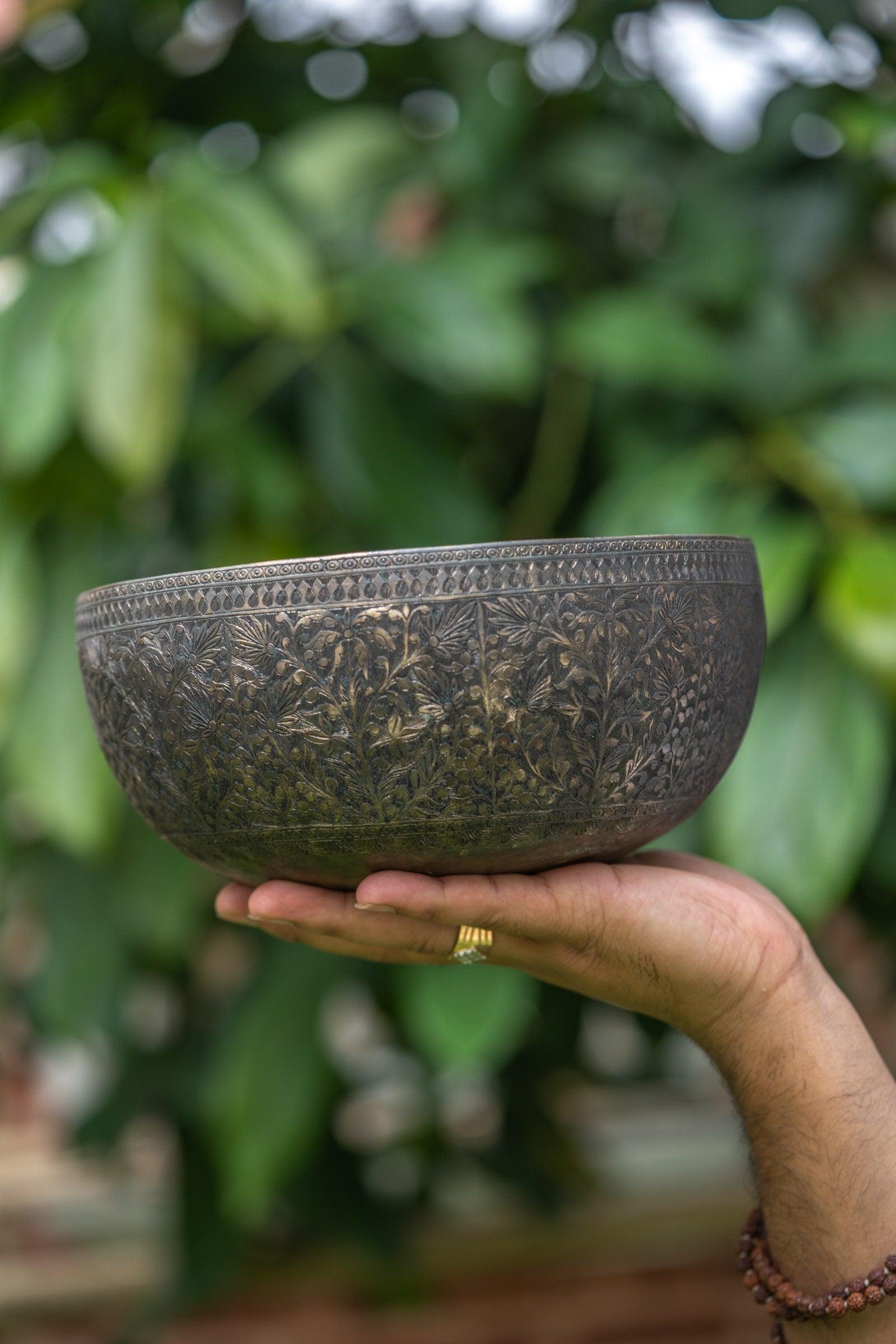 Singing Bowl with Flower Craving - Himalayas Shop