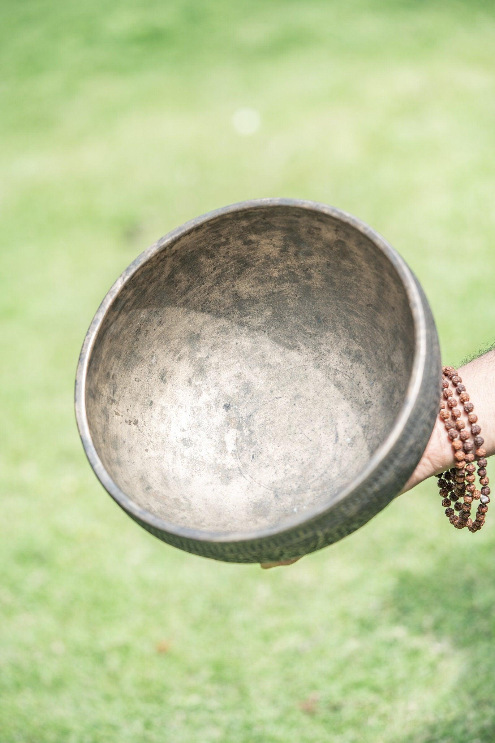 Singing Bowl with Flower Craving - Himalayas Shop